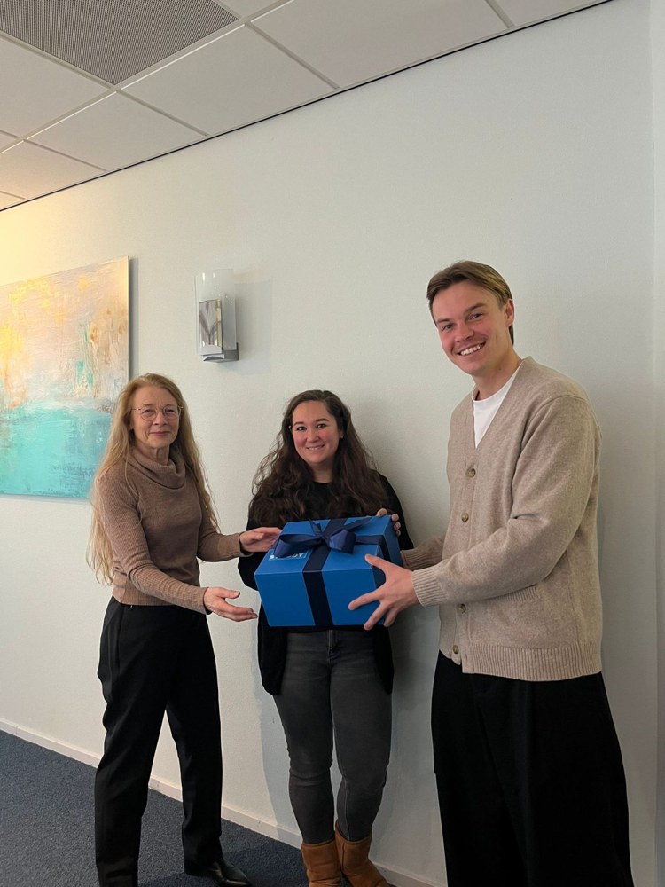 Een feestelijk startmoment met de blauwe Studdy-cadeaudoos